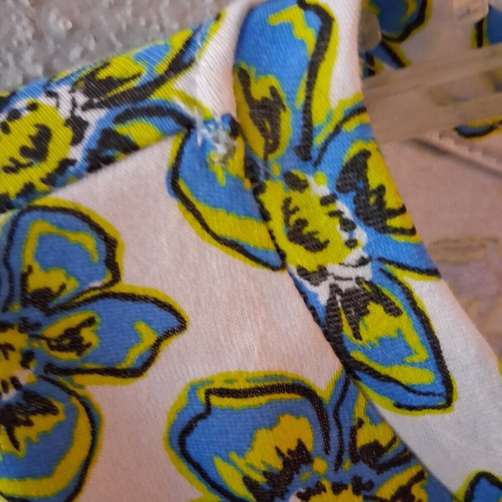 Zara White Floral Tee with Blue & Green Blooms - Picture 5 of 5